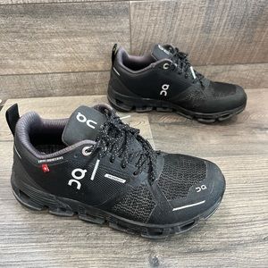 On Cloud Waterproof Shoes Sneakers Womens 5.5 Black Gray Excellent Condition.